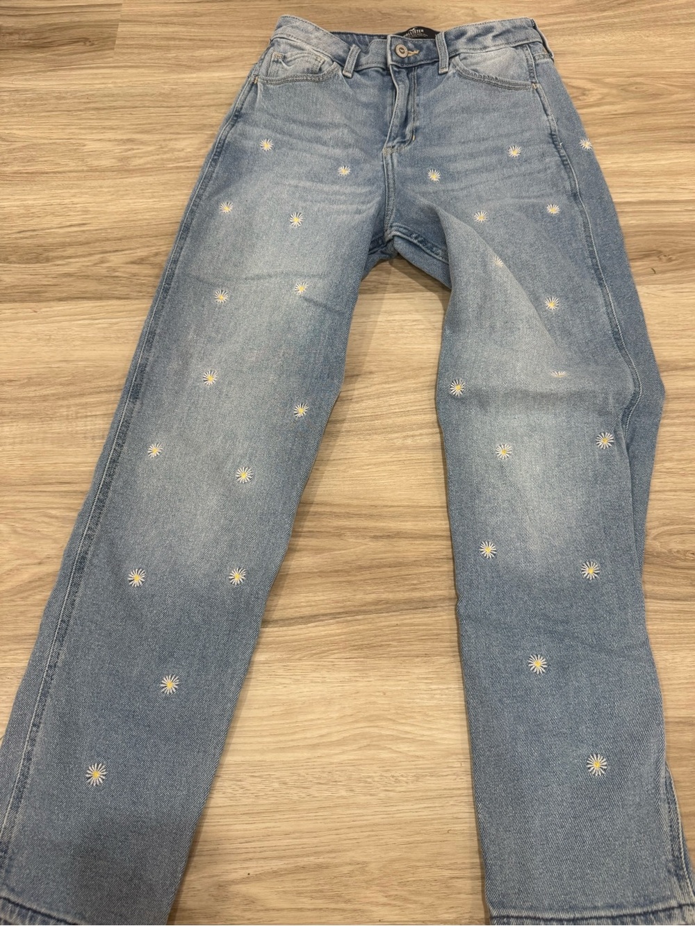 Hollister High rise mom Daisy jeans